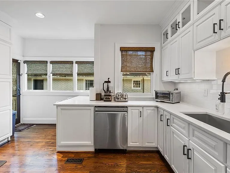 663 Yorkshire Rd NE — Photo 24