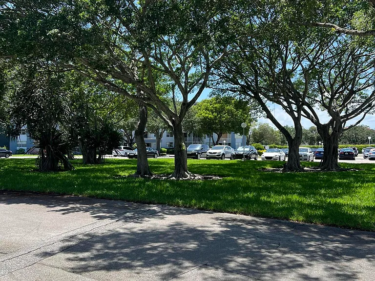 480 Executive Center Dr #2D — Photo 4