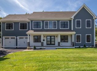 9 Moon Island Rd, Quincy, MA 02171