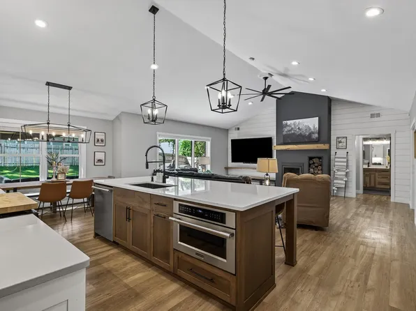208 Iris St, Mahtomedi, MN 55115