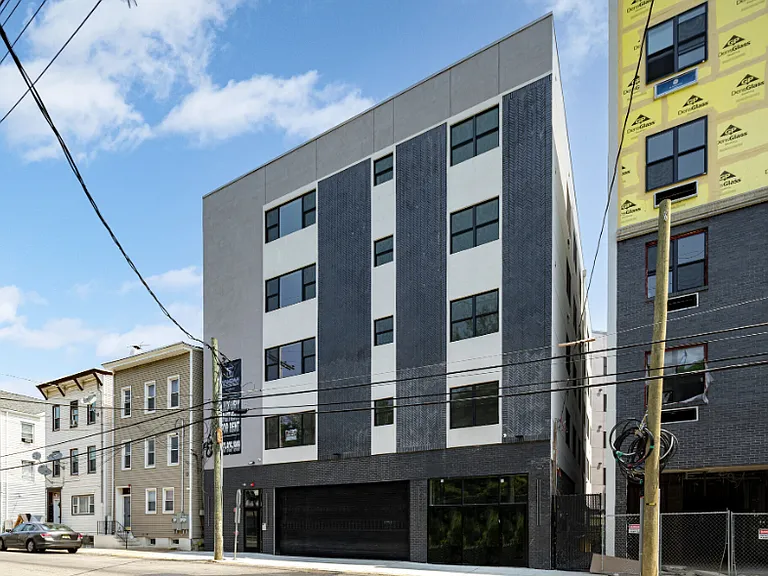 261 Marshall — Photo 9