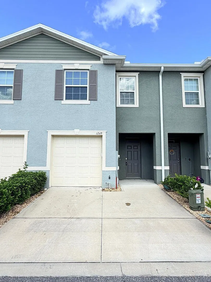 3 bed, 2.5 bath, 1758 sqft, $1,899 — Photo 1