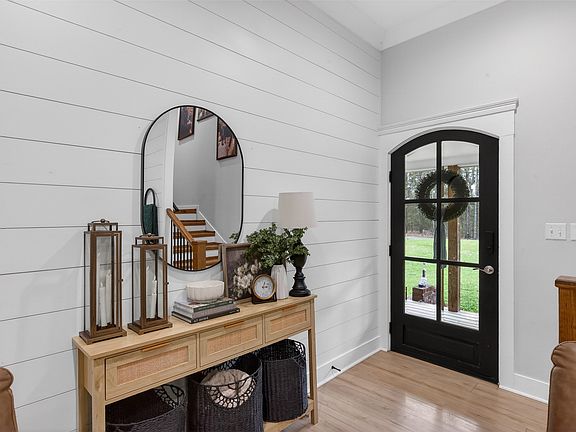 4th image of 564 Middleton Rd