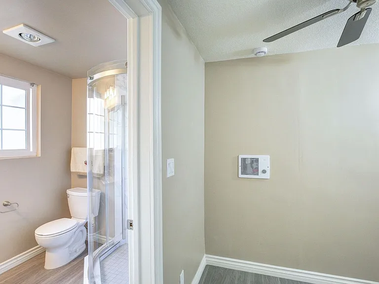 812 W Huntington Dr — Photo 9