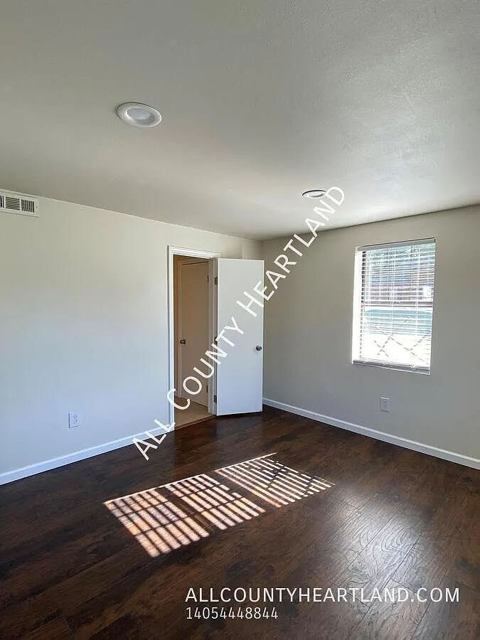 Spacious 4-Bed, 2-Bath Home in Central OKC — Photo 3