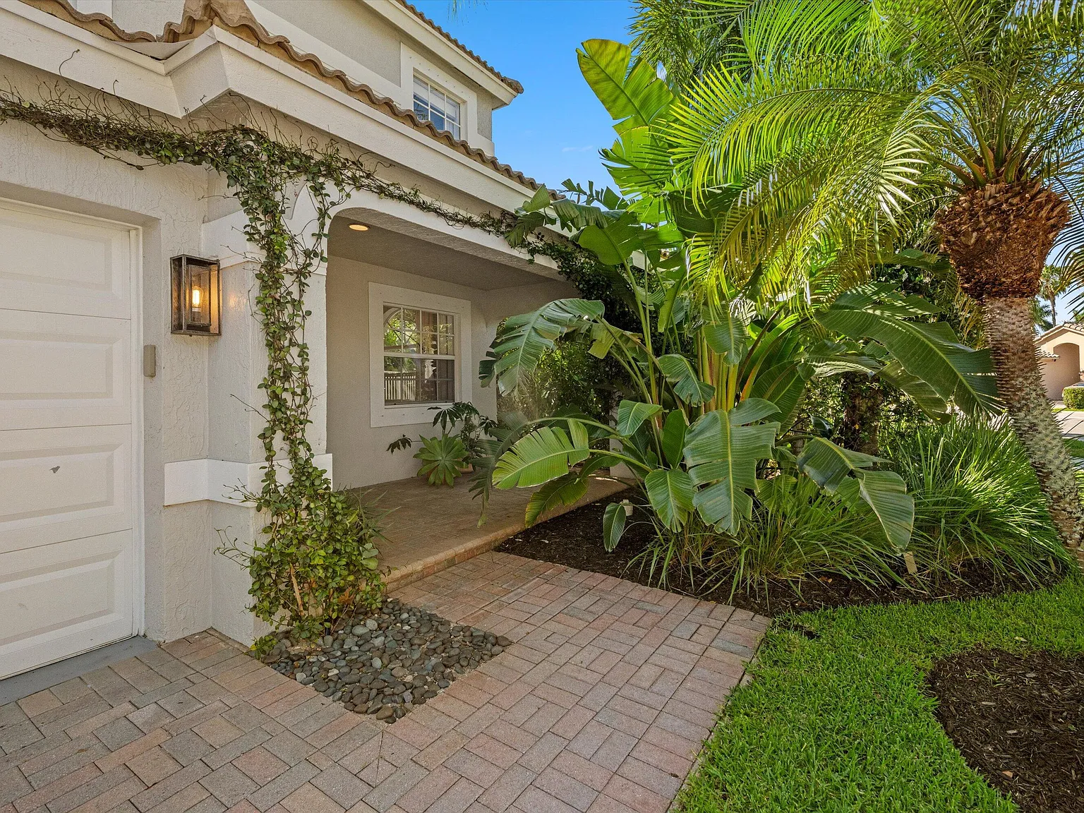 3 bed, 2.5 bath, 2160 sqft, $10,000 — Photo 4