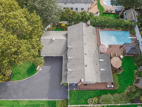 4th image of 10 Cornelia Ln