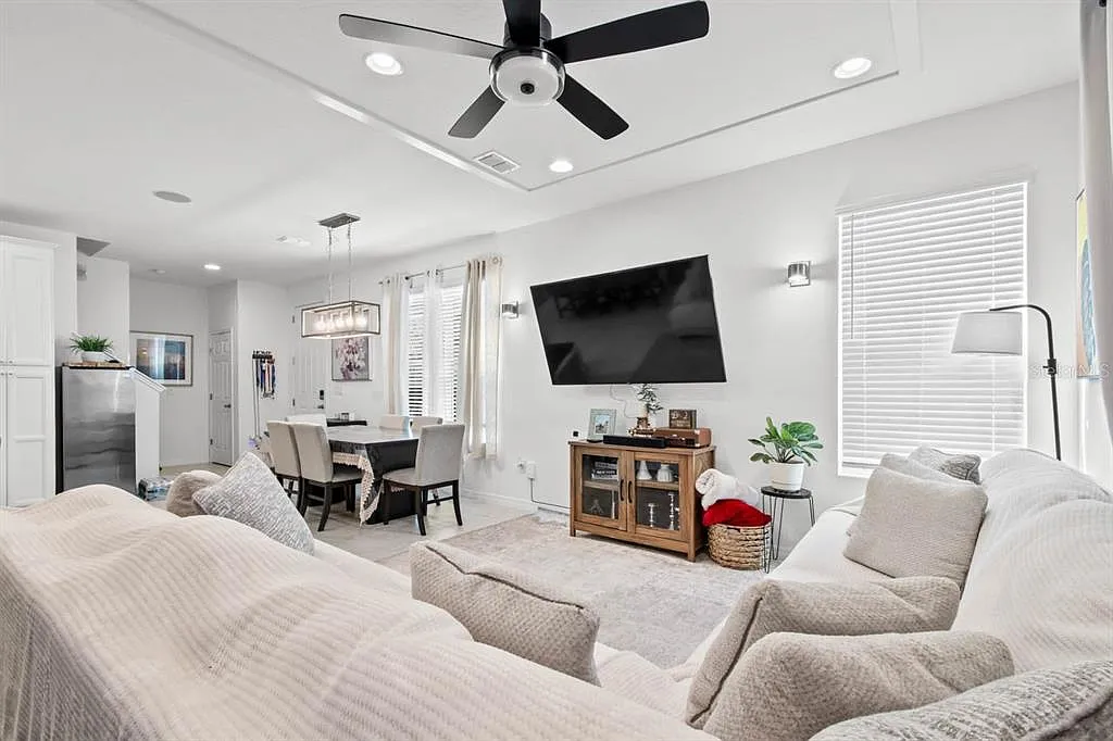 4 bed, 3.5 bath, 1976 sqft, $2,450 — Photo 4