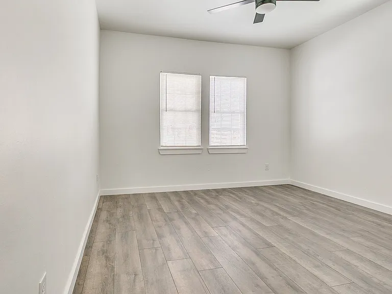 1324 NE 8th St — Photo 12