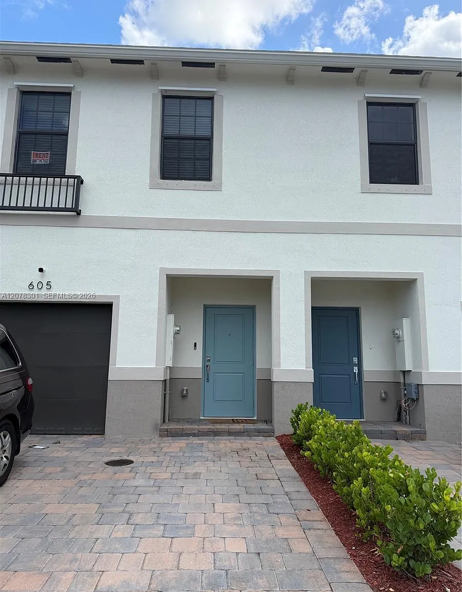 3 bed, 2.5 bath, 1381 sqft, $2,700 — Photo 1