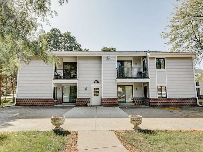 Lake Country Village Apartments — Photo 38