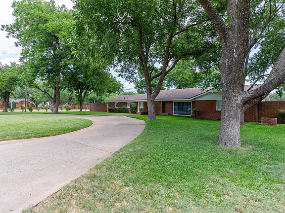 3rd image of 1401 Woodridge Dr