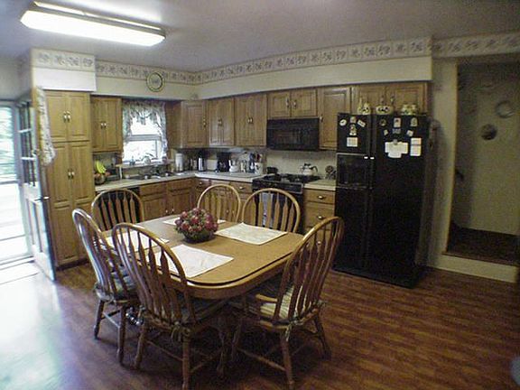 Large Eat-in-Kitchen