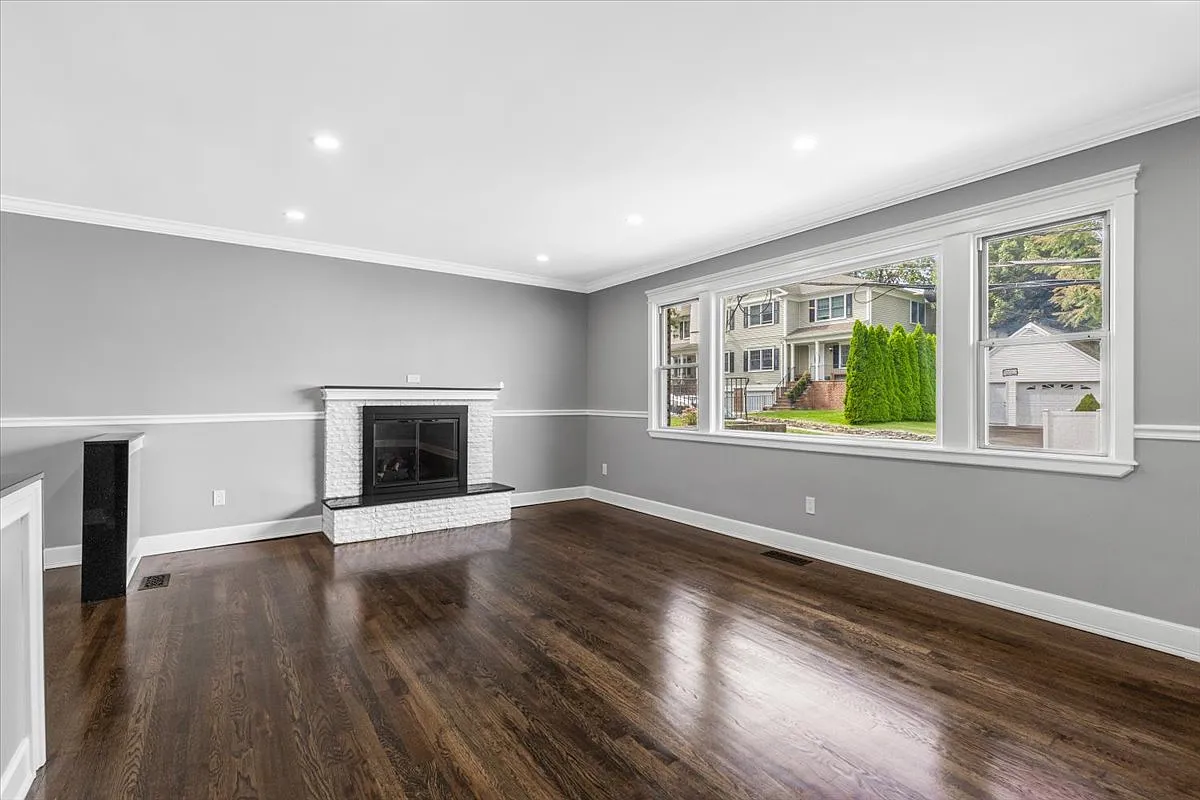 85 Franklin Ave — Photo 4