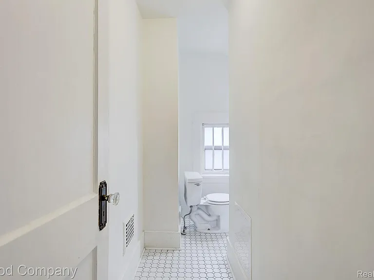 245 W Webster Ave — Photo 11