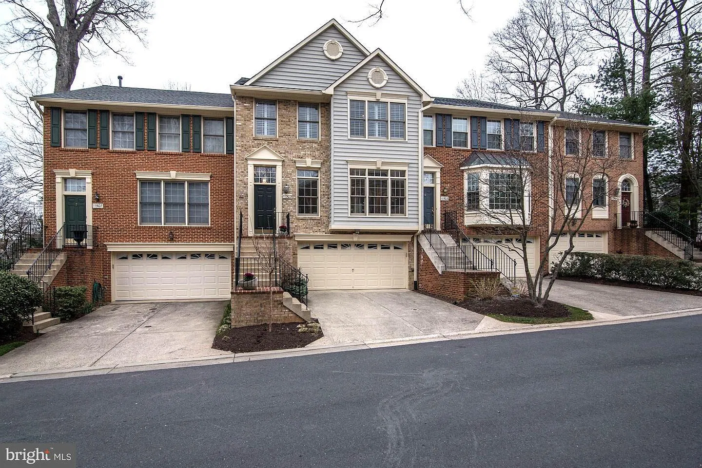 3 bed, 3.5 bath, 2022 sqft, $4,900 — Photo 2