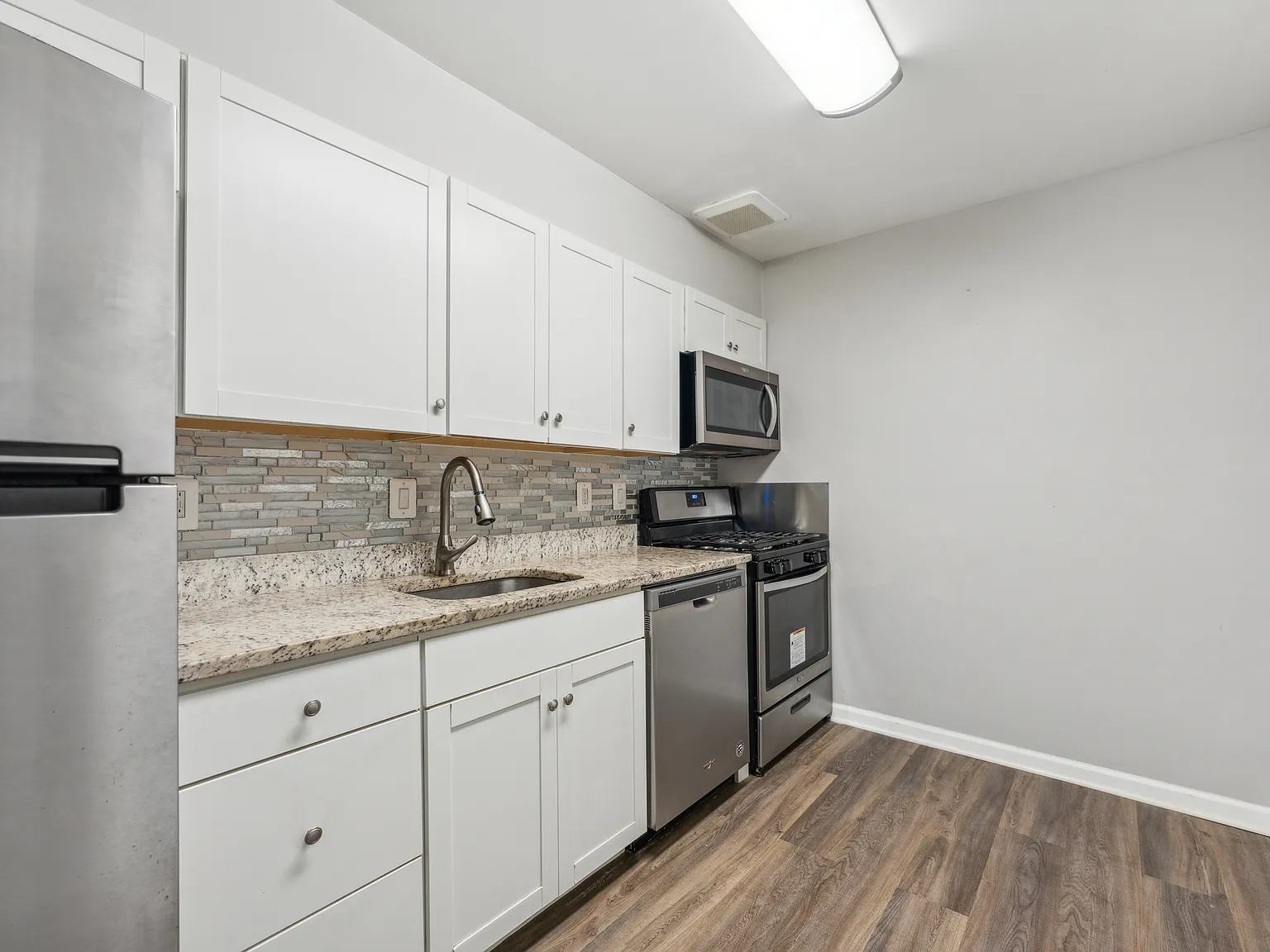 10724 W West Dr — Photo 4