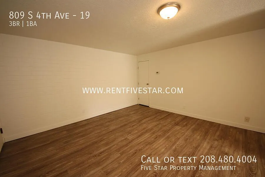 3 Bedroom Apartment 1 Block From ISU Campus! — Photo 4