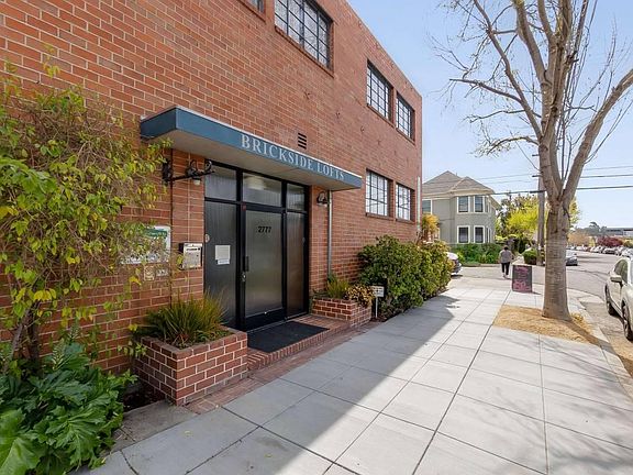 Main entrance, located on Ninth.