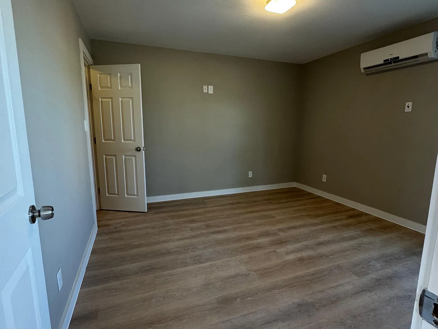 415 E Locust St — Photo 4