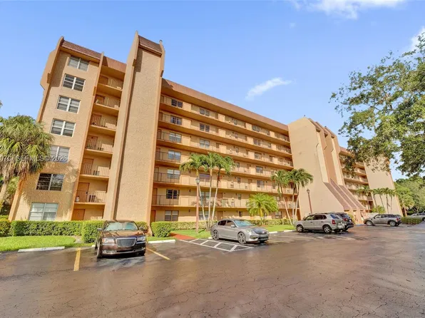 3001 W Rolling Hills Cir APT 702, Davie, FL 33328