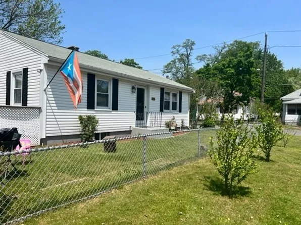 32 Oakhurst St, Springfield, MA 01104