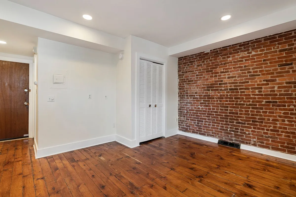 Building Photo - 170 Park St #172