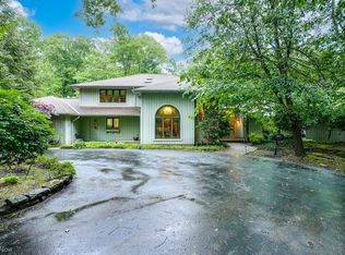 140 Basswood Ln, Moreland Hills, OH
