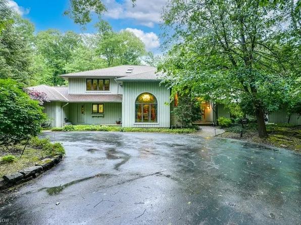 140 Basswood Ln, Moreland Hills, OH 44022
