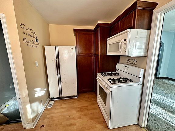 4th image of 80 W Oak St