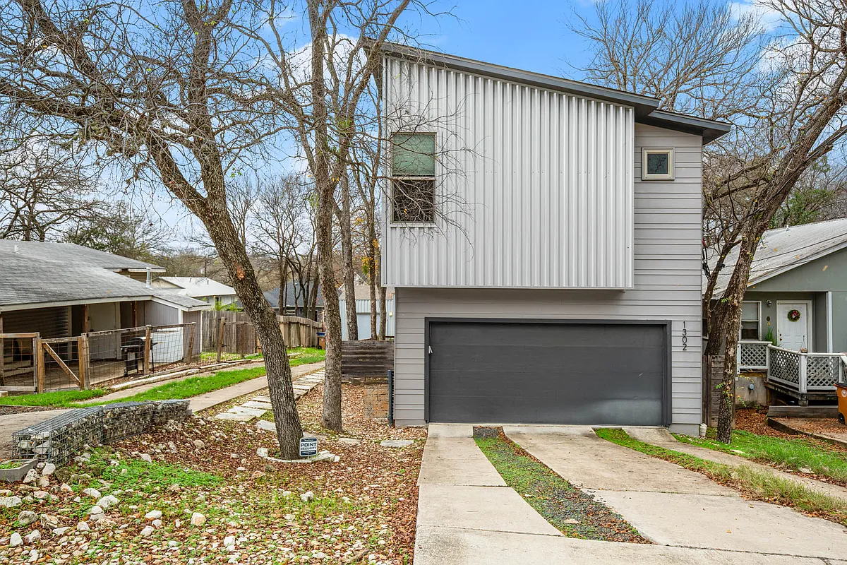 Building Photo - 1302 Delano St #A