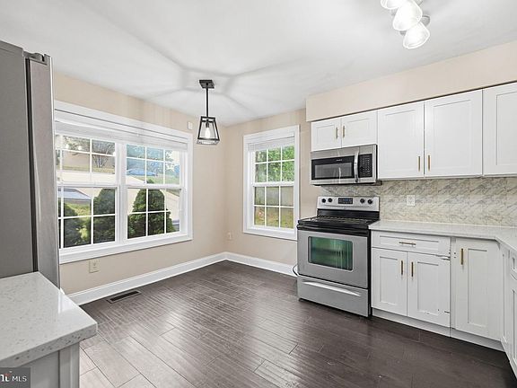 3rd image of 28 Cherry Laurel Dr
