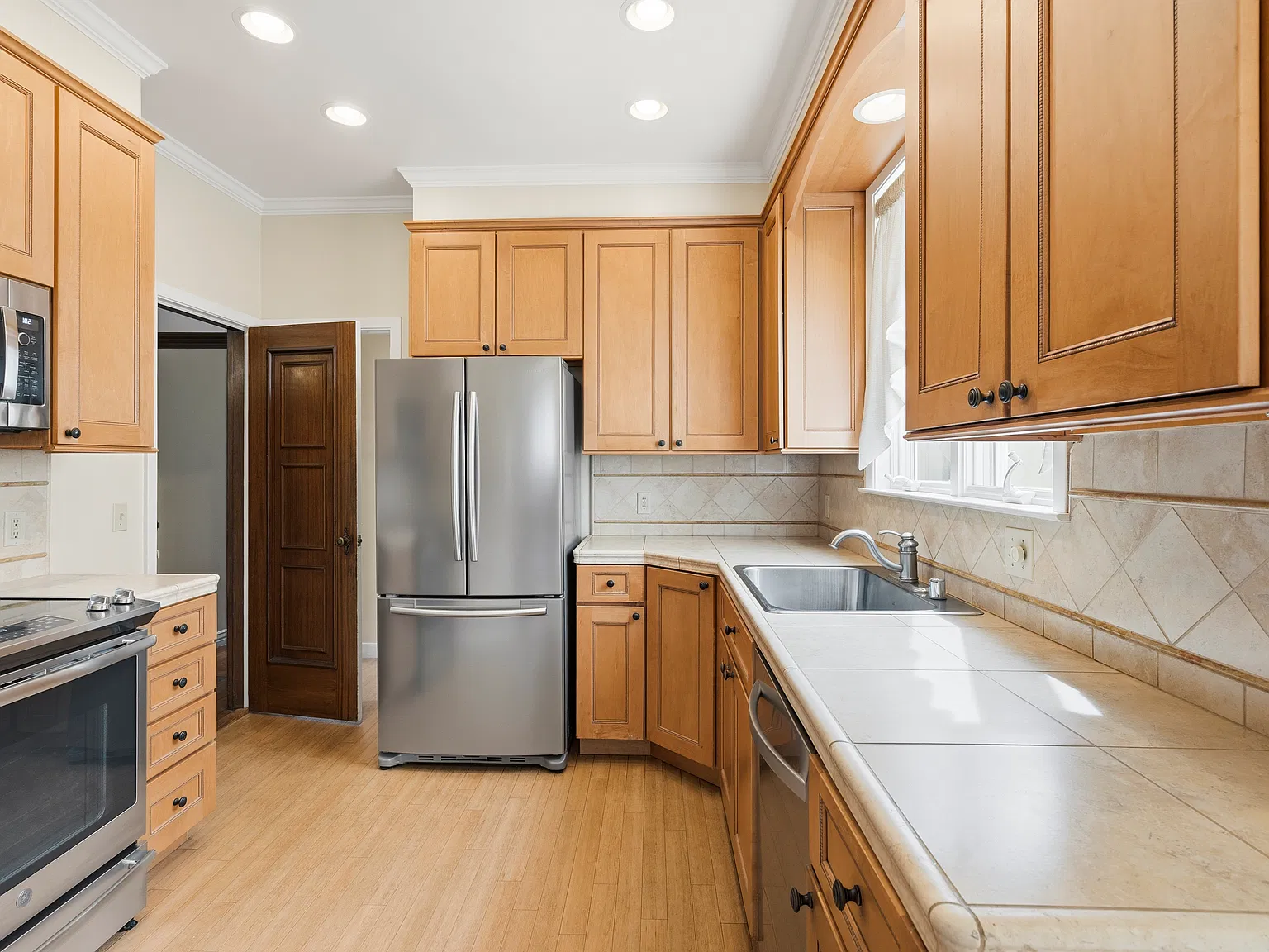 4 bed, 1959 sqft, $18,000 — Photo 3