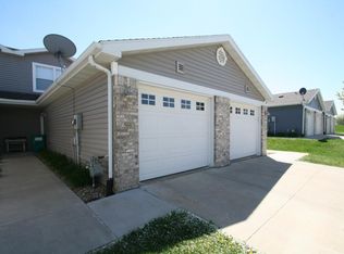 566 Pointe Ct SW, Rochester, MN 55902