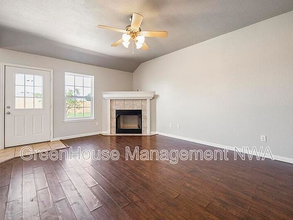 4th image of 520 Dewberry Ln