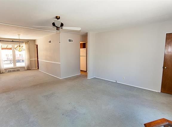 4th image of 6 Montauk Dr