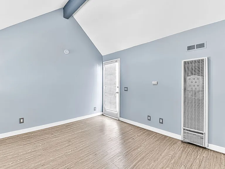 533 E 11th Street — Photo 34