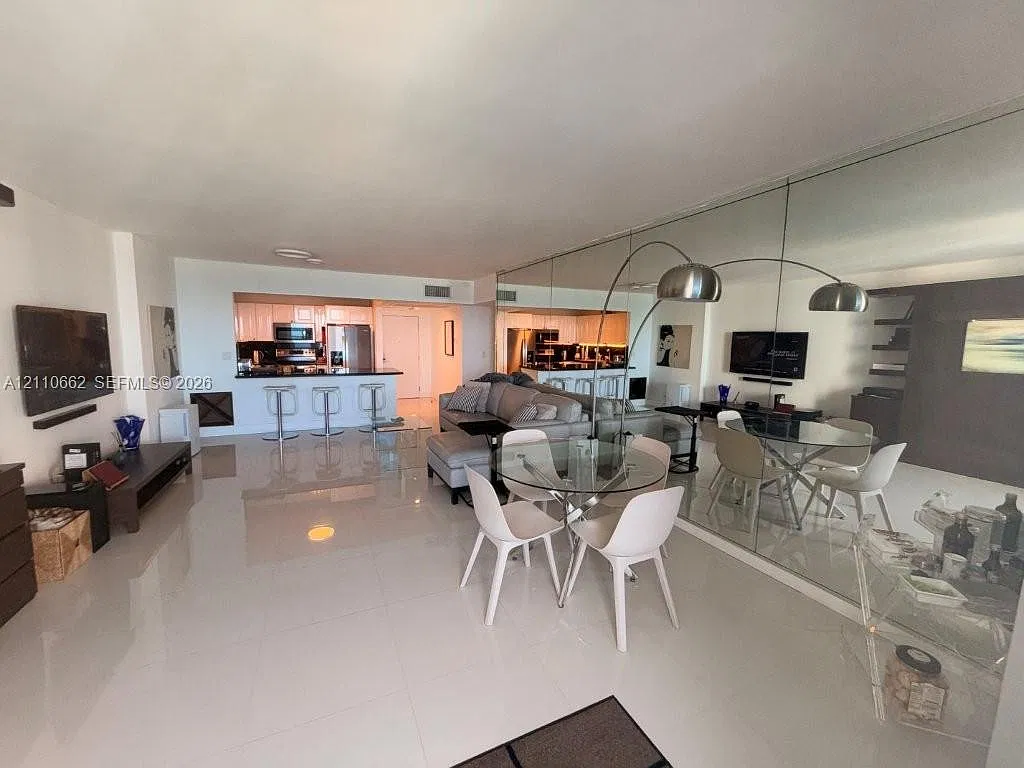 Roney Palace Condo — Photo 2