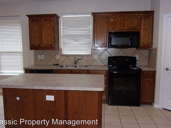 3rd image of 602 Crownpoint Ln