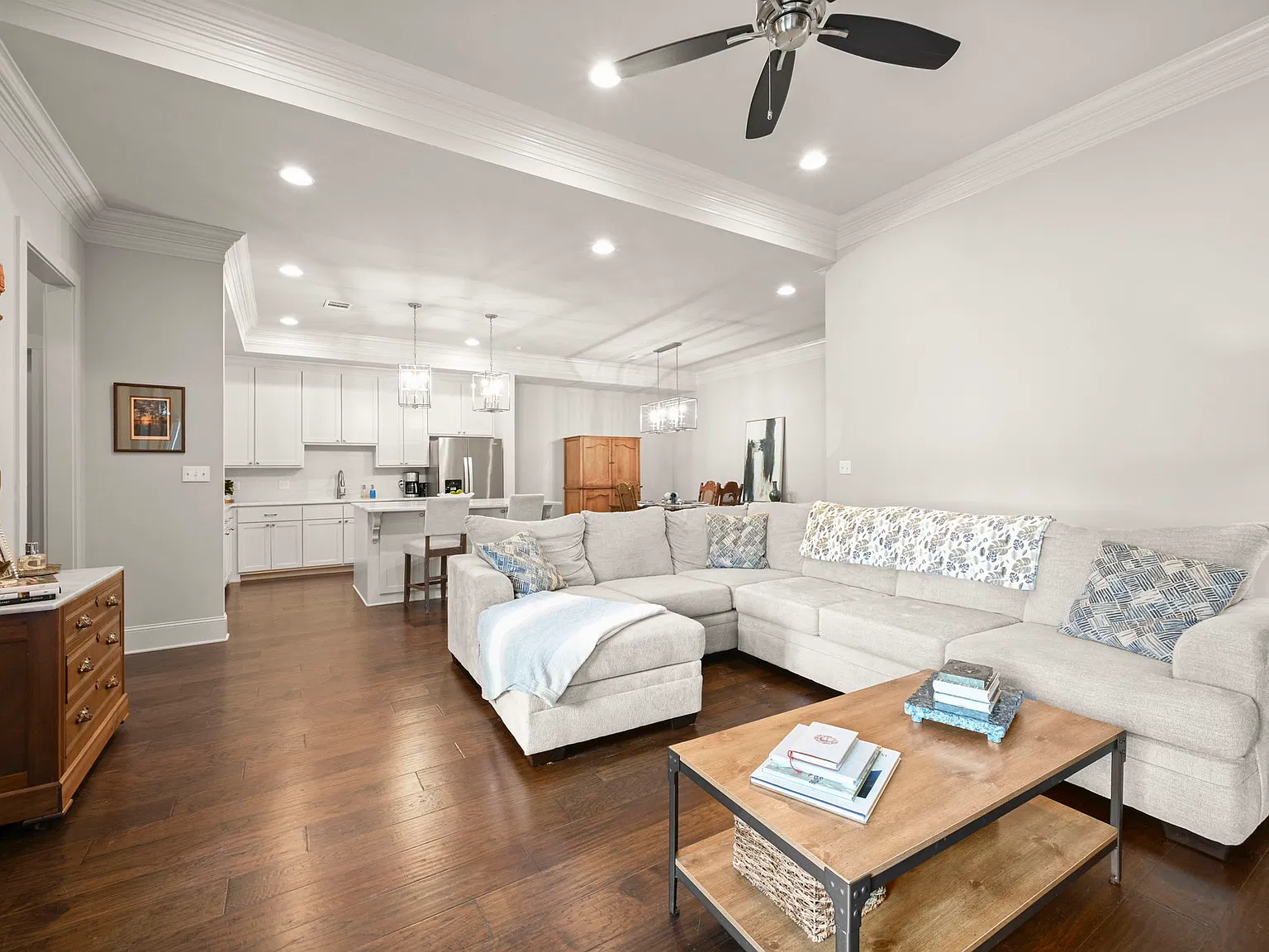 3 bed, 1953 sqft, $2,500 — Photo 3