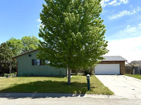 757 Windham Sq, Glendive, MT 59330