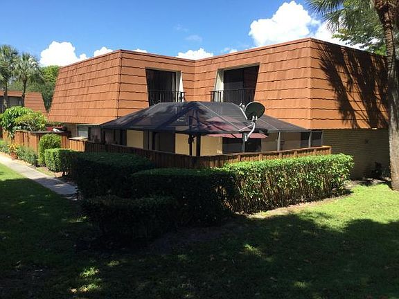 2nd image of 414 NE Live Oak Lane