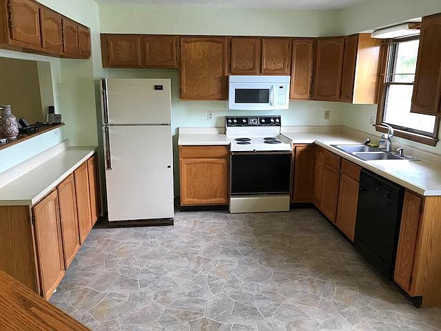 Nice size kitchen with new microwave, dishwasher and garbage