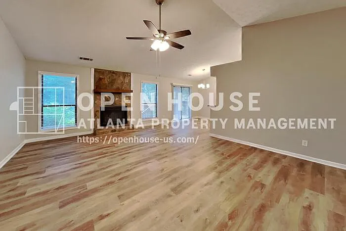 3 bed, 2.0 bath, 1462 sqft, $2,155 — Photo 3