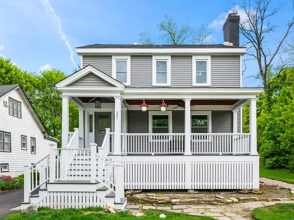331 E Russell St, Barrington, IL 60010