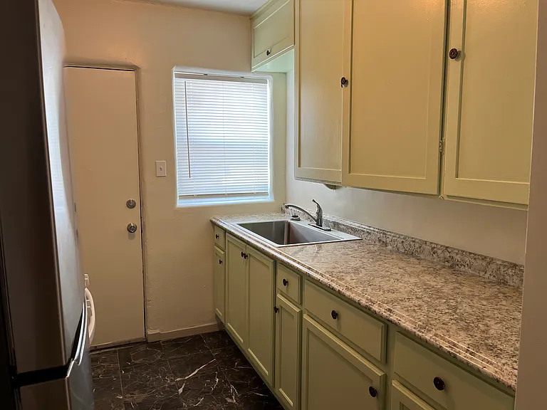 Updated 2 Bed 1 Bath Nob Hill Apartment Just 2 Blocks to UNM — Photo 7