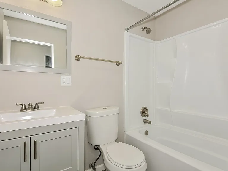 1485073_024_main_bathroom_13275434.jpg