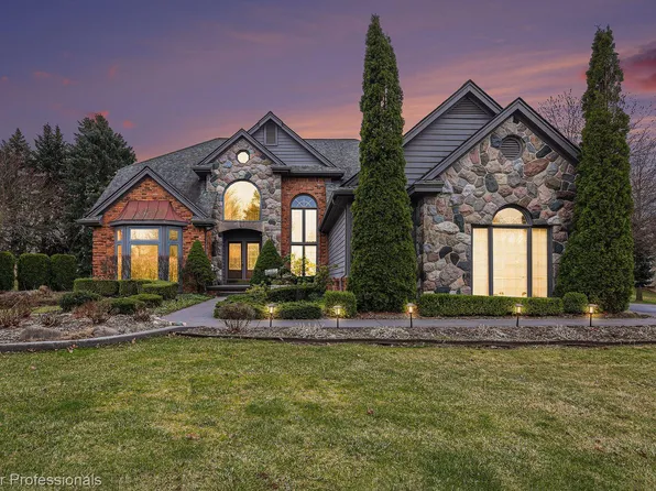 954 River Valley Dr, Lake Orion, MI 48362