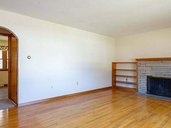 4th image of 130 Eastview Dr