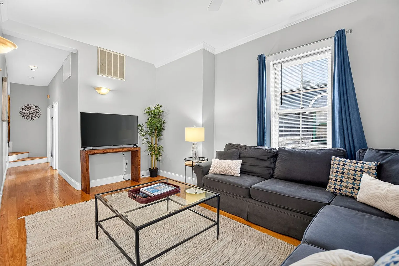2 bed, 1.0 bath, 990 sqft, $5,078 — Photo 2